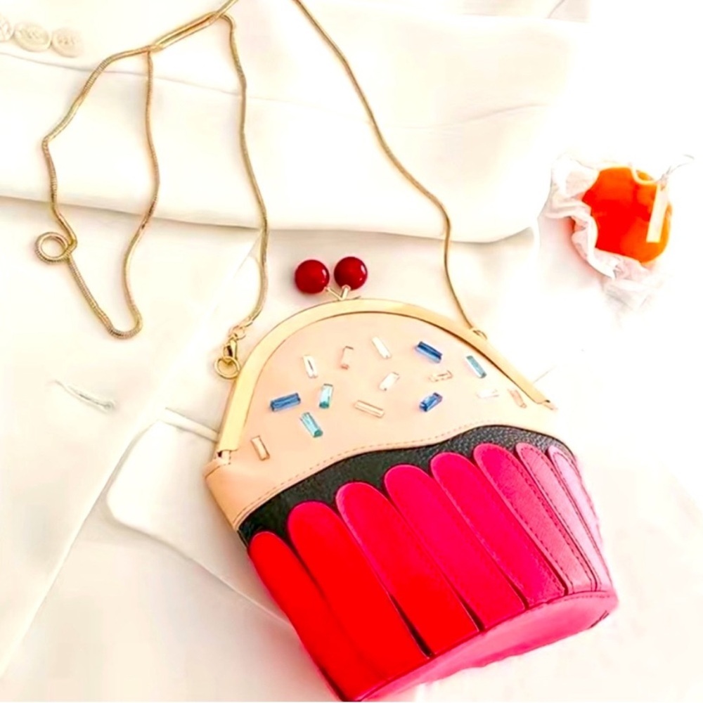 Chic Pink and Cream Cupcake Kisslock Crossbody bag